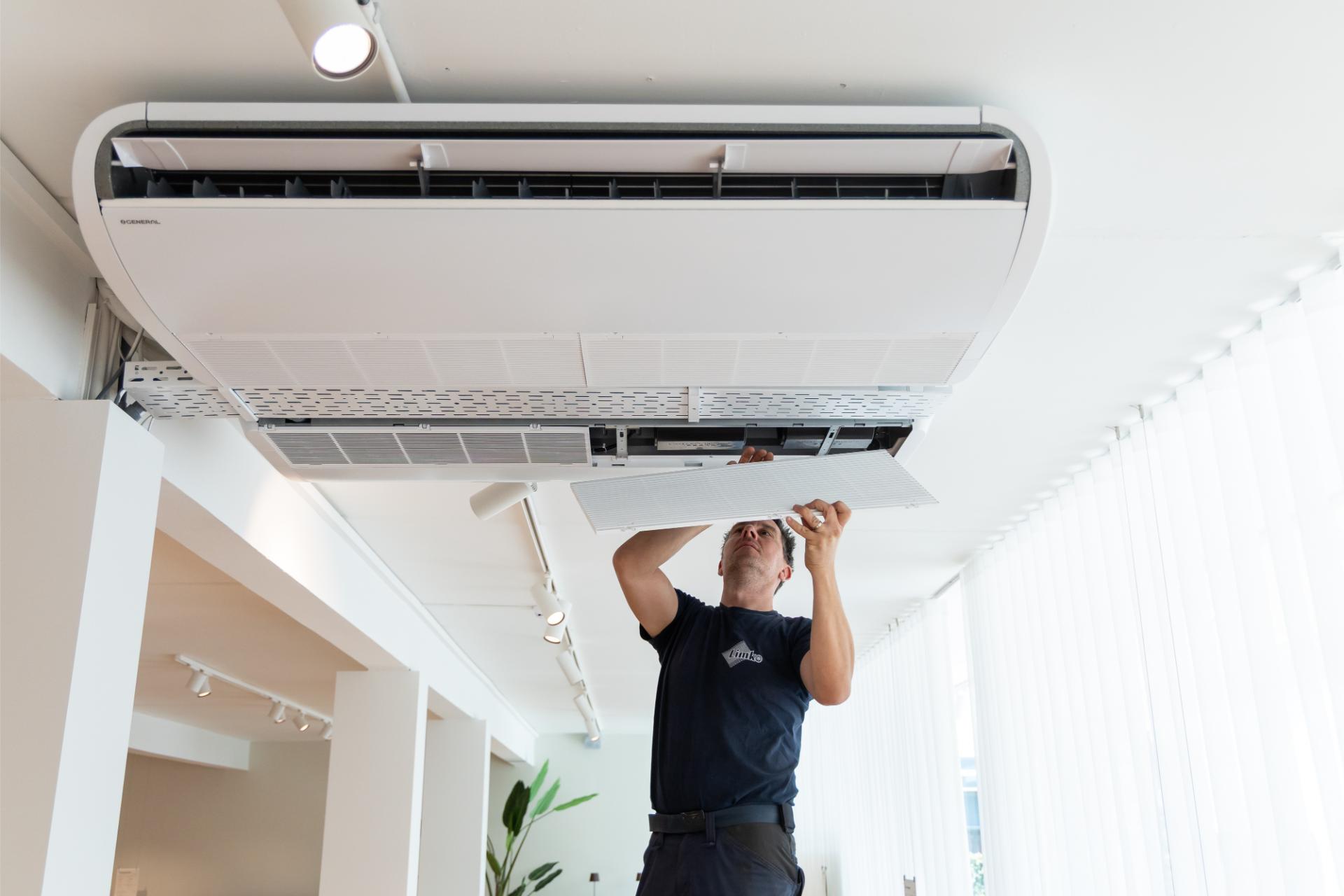 Limko Servicemonteur Werkt Aan Airco Bedrijf