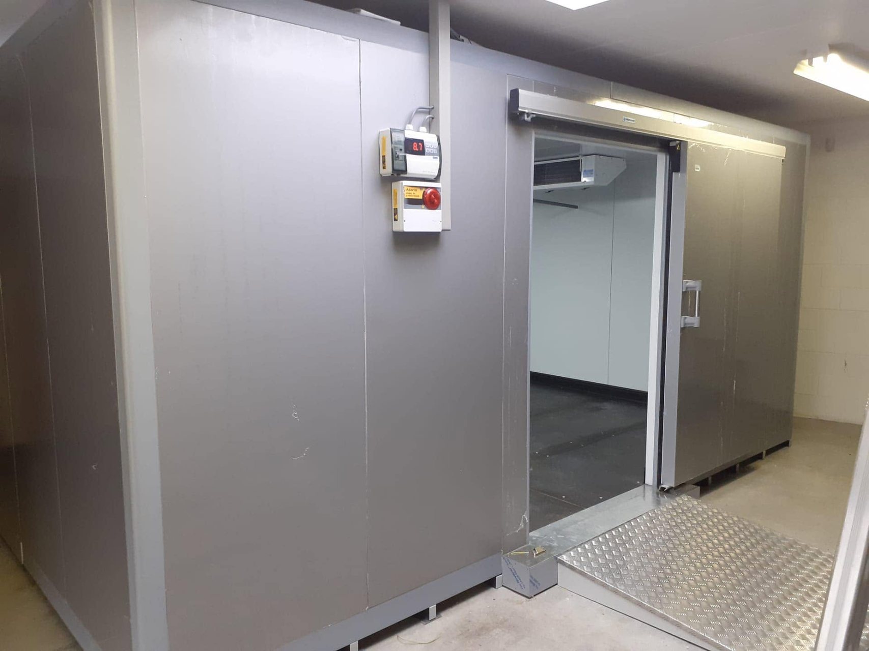 Koelcel met schuifdeur en temperatuursturing, gebouwd door Limko