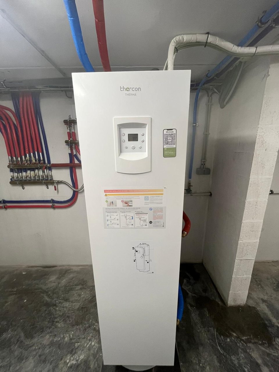 Thercon-warmtepomp binnenunit gekoppeld aan de collectoren van de vloerverwarming, geïnstalleerd door Limko